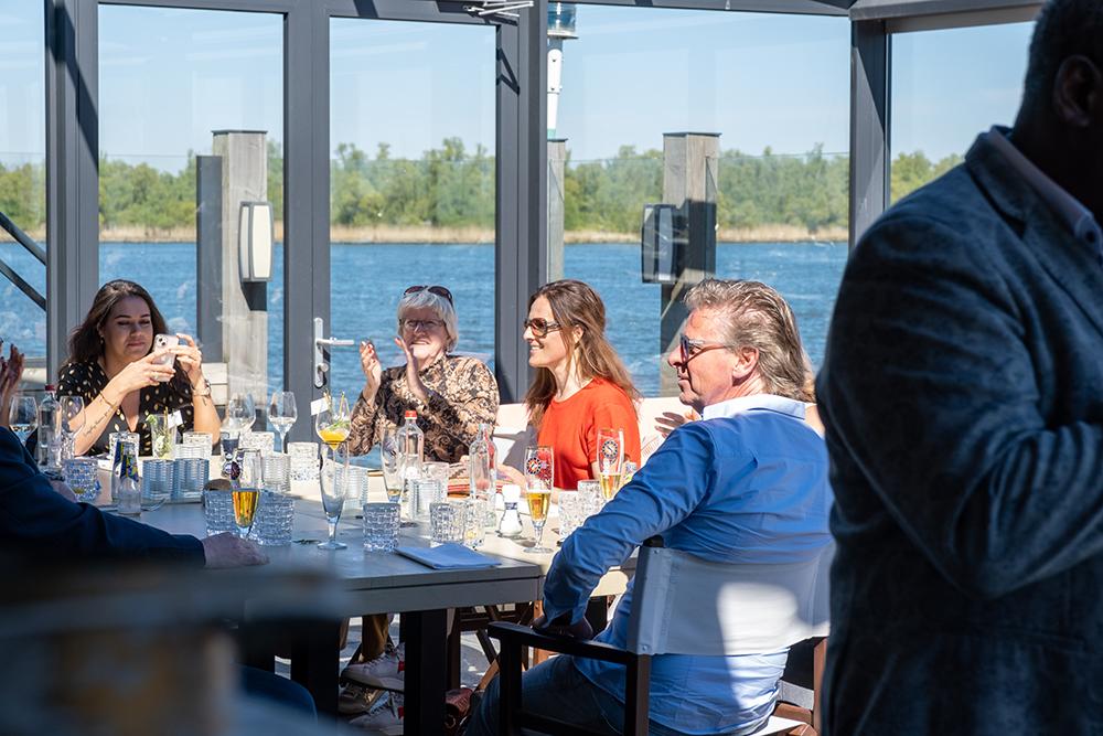 Lunchen aan het water | More-Itz