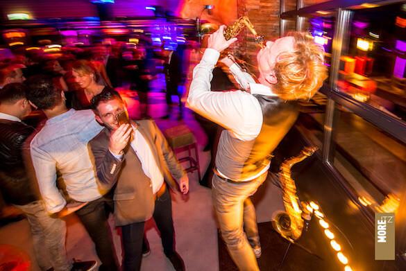 Dansvloer bedrijfsfeest met trompettist